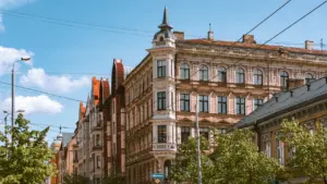 Rīgas pilsētas vēsturiskā arhitektūra ar torni un ielu apgaismojuma vadiem pilsētas centrā.