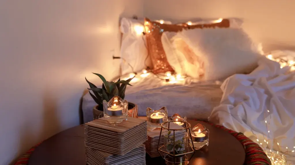 Mājīga boho stila istaba ar svecēm, siltu apgaismojumu un relaksējošu vakara atmosfēru.