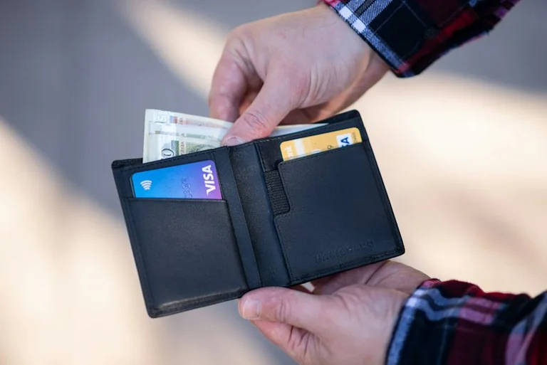 Kā ASV un ECB monetārā politika ietekmē Latvijas mājsaimniecību makus