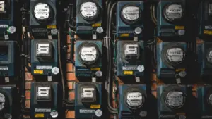 Rindā izvietoti elektrības skaitītāji, kas mēra elektroenerģijas patēriņu ēkā vai dzīvokļu mājā.
