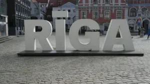 Liels, balts uzraksts RĪGA uz bruģēta laukuma Rīgas vēsturiskajā centrā Latvijā.