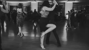 Pāris dejo aizrautīgu tango deju Slampes kultūras pasākuma tematiskajā vakara zālē.