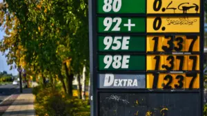Degvielas uzpildes stacijas cenu tablo ar dažādu degvielas veidu un to izmaksu norādēm.