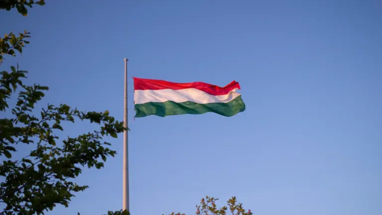 Kā 18. novembris saista Latvijas valsts dibināšanu ar piemiņas tradīcijām