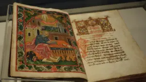 Sena, bagātīgi ilustrēta grāmata, kas atgādina latviešu folkloras arhīvu vēsturisko nozīmi.