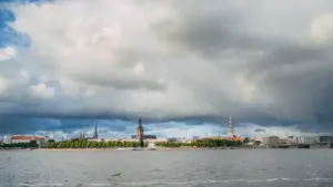 Dramatiskas vētras mākoņi virs Rīgas panorāmas un Daugavas upes 16. oktobrī